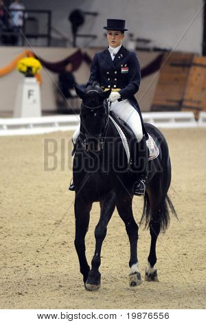 KAPOSVAR, Hungría - 11 de octubre: Eniko Decsi su caballo (Laron-M) en acción en la Copa del mundo de Doma 