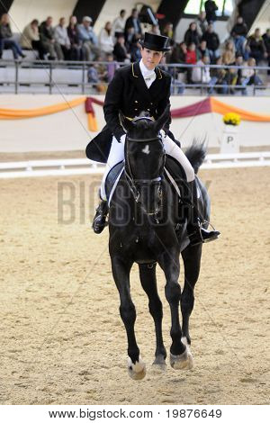 KAPOSVAR ฮังการี - 11 ตุลาคม: Ema Jancarova และม้าของเธอ (Athos 7) ในการดำเนินการที่ Dressage Worl