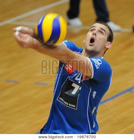 KAPOSVÁR, Maďarsko - 16. října: Kenneth Russel Holmes v akci na střední Evropské ligy volleyba