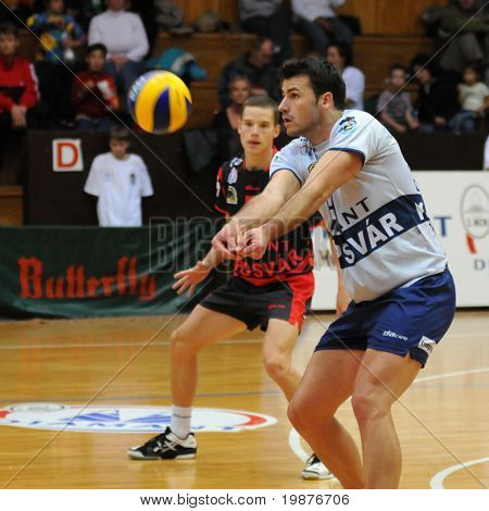 KAPOSVAR, Ungheria - 16 ottobre: Sokric (in bianco) in azione in un mezzo campionato europeo di pallavolo g