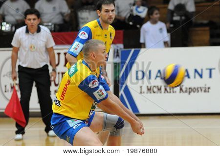 KAPOSVAR, Ungarn - 23 oktober: Sanko modtager bolden ved en Middle Europa League volleyball spil 