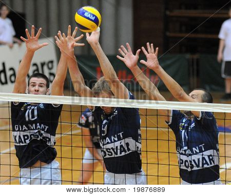 KAPOSVAR, Ungarn - 23 oktober: Kaposvar spillere blokere bolden ved en Middle Europa League volleyba