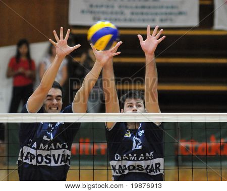 KAPOSVAR, Ungarn - 23 oktober: Nagy (L) og Skoric (R) i aktion ved en Middle Europa League volley