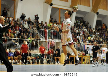 CSURGO ฮังการี - วันที่ 21 ตุลาคม: Gergo Ivancsik (กับลูก) ในการดำเนินการที่ Handbal ประเทศฮังการี