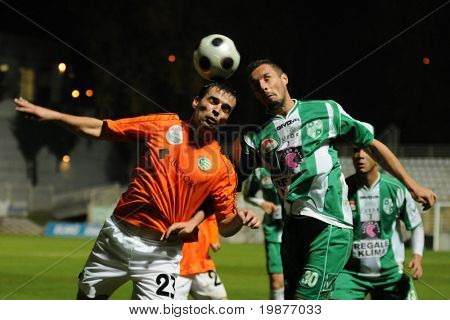 KAPOSVAR, Ungheria - 28 ottobre: Tokody (23) e Stanic (30) in azione in una coppa nazionale ungherese così