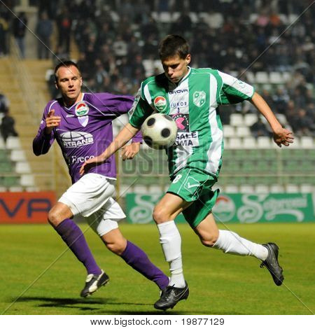 KAPOSVAR ฮังการี - 31 ตุลาคม: Balazs (สีเขียว) ในการดำเนินการที่เป็น soc ชิงแชมป์แห่งชาติฮังการี