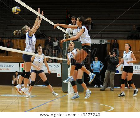 Jönköpings Södra, Ungern - 14 oktober: Oidentifierade spelare i aktion på den ungerska Cup kvinna volleybollen