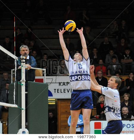 KAPOSVAR ฮังการี - 6 พฤศจิกายน: Ivan Laszczik (6) ลงลูกที่เป็นลีกยุโรปกลาง volleyb