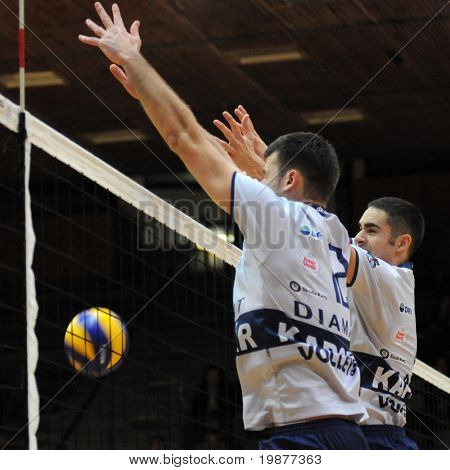 KAPOSVAR ฮังการี - 6 พฤศจิกายน: Skoric (12) และ (13) Nagy บล็อกลูกบอลที่เป็น Leag ยุโรปกลาง