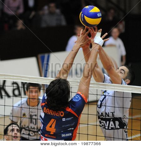 KAPOSVAR ฮังการี - 6 พฤศจิกายน: Barreto (4) และ Nagy (13) ในการดำเนินการที่ voll ลีกยุโรปกลาง