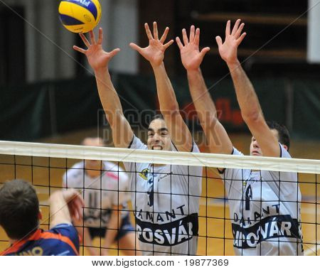KAPOSVAR ฮังการี - 6 พฤศจิกายน: Skoric (12) และ (13) Nagy บล็อกลูกบอลที่เป็น Leag ยุโรปกลาง