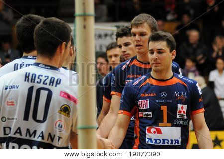KAPOSVAR ฮังการี - 6 พฤศจิกายน: คู่แข่งจับมือหลังจาก volleybal ลีกยุโรปกลาง