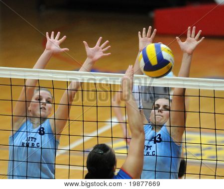KAPOSVAR, Hungría - 25 de octubre: Timea Kondor (8) y Gabriella Kondor (13) bloquea la bola en el Hu