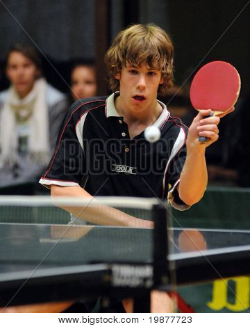 KAPOSVAR, Hongarije - 21 NOVEMBER: Aron Szakaly in actie op Hongaarse National Championship tabel tien