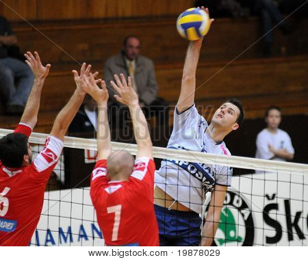 KAPOSVAR ฮังการี - 25 พฤศจิกายน: ผู้เล่นไม่สามารถระบุได้ใน volleyba เป็นคัพที่ประเทศฮังการี