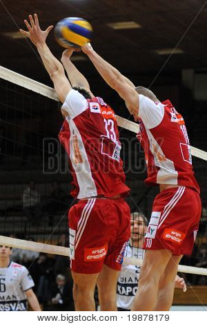 KAPOSVAR, Macaristan - 8 Aralık: Nojic (M) ve Nemec (R) engelleyen bir CEV Kupası voleybol oyun Top