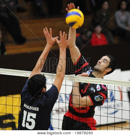 KAPOSVÁR, Maďarsko - prosinec 11: Tomicic (L) a Nagy (R) v akci na střední Evropské ligy Volla