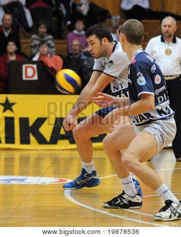 KAPOSVAR, Ungheria - 5 gennaio: Skoric (L) riceve la palla in una partita di pallavolo di Challenge Cup Kapos