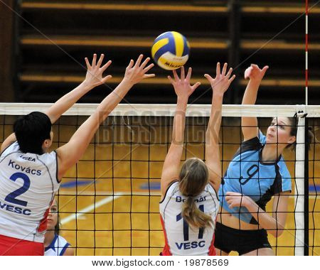 KAPOSVAR, Ungarn - Januar 10: Rebeka Rak (R) schlägt den Ball auf die ungarische NB I. Liga-Frau 