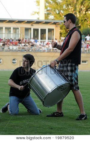 KAPOSVAR ฮังการี - 20 กรกฏาคม: drummers ไม่ที่ที่ V. เยาวชนฟุตบอลเทศกาลเปิด Ceremon