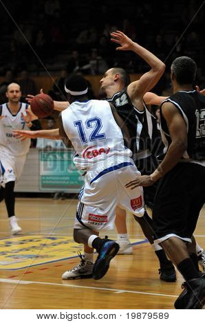 カポシュワール、ハンガリー - 2 月 10 日： ラリー ウェルトン (白 12) アクションでハンガリー国立カップ basketb