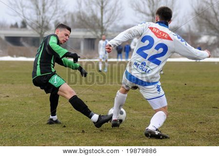 KAPOSVAR ฮังการี - 20 กุมภาพันธ์: เบนจามิน Balazs (L) ในการดำเนินการที่เป็นเกมฟุตบอลที่ดีกับ Kaposv