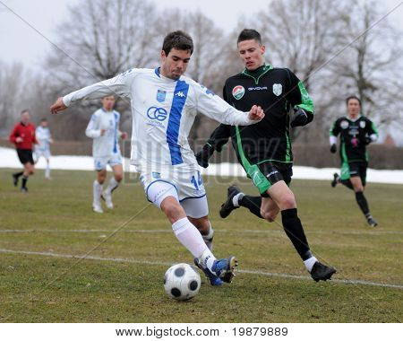 KAPOSVAR, 헝가리-2 월 20 일: Causic (L) 및 Balazs (R)와 친절 한 축구 게임에서 행동 