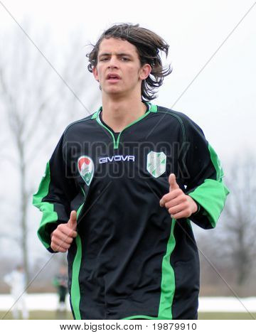 KAPOSVAR, Hungría - el 20 de febrero: Kornel Kulcsar en acción en un partido de fútbol amistoso con Kaposvar (H