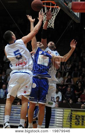 KAPOSVAR ฮังการี - 20 กุมภาพันธ์: Balazs Szoke (C) ในการดำเนินการที่เกมบาสเกตบอล Hugarian Champonship 