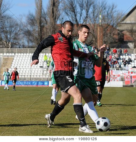 KAPOSVÁR, Hungria - 27 de fevereiro: Vukmir (L) e Gruz (R) em ação em um campeão nacional húngaro