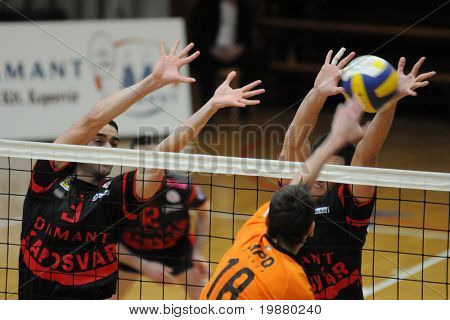 KAPOSVAR ฮังการี - 1 มีนาคม: Nagy (L) และ Hoboth (R) บล็อกลูกที่เป็นแชมป์ประเทศฮังการี