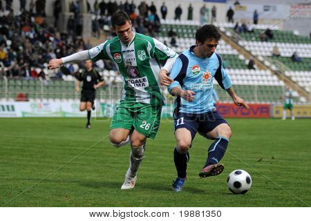 KAPOSVÁR, Hungria - 27 de março: Gruz (L) e Vayer (R) em ação em um Campeonato Nacional Húngaro 