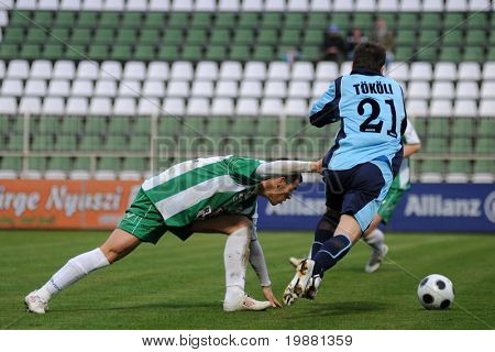 KAPOSVÁR, Hungria - 27 de março: Gruz (L) e Tokoli (R) em ação em um Campeonato Nacional Húngaro
