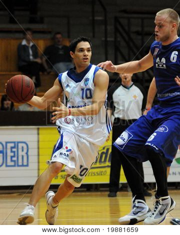 KAPOSVAR, Ungheria - 31 marzo: Tamas Markus (L) in azione durante una partita di basket Coppa ungherese Kaposvar 