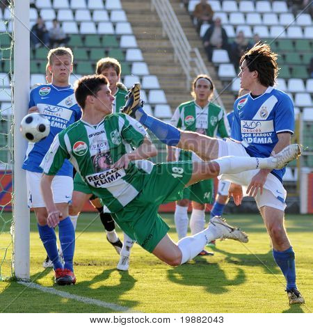 KAPOSVÁR, Hungria - 17 de abril: Balazs (18) em ação em um jogo de futebol do Campeonato Nacional Húngaro