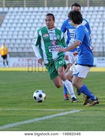 KAPOSVÁR, Hungria - 17 de abril: Júnior Pereira (13) em ação em um Campeonato Nacional Húngaro soc