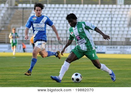 KAPOSVÁR, Hungria - 17 de abril: Egejuru Godslove (R) em ação em um Campeonato Nacional Húngaro assim