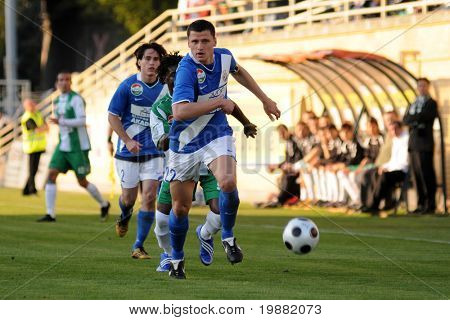 KAPOSVÁR, Hungria - 17 de abril: Istvan Rodenbucher(22) em ação em um Campeonato Nacional Húngaro 