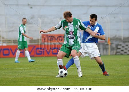 KAPOSVÁR, Hungria - 17 de abril: Viktor Petrok (17) em ação em um clube do Campeonato Nacional Húngaro