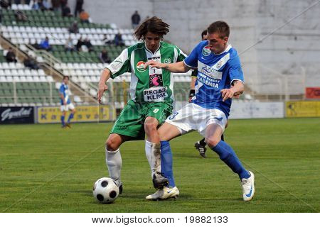 KAPOSVÁR, Hungria - 17 de abril: Kornel Kulcsar (L) em ação em um clube do Campeonato Nacional Húngaro