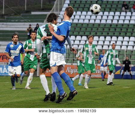 KAPOSVAR, Hungria - 17 de abril: Jogadores de Uidentified em ação em um Campeonato Nacional Húngaro soc