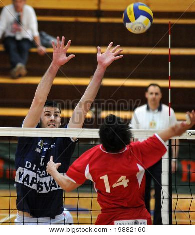 KAPOSVAR, Ungheria - 18 aprile: Vojislav Skoric (L) blocca la palla a un Championsh nazionale ungherese