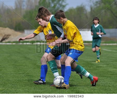 KAPOSVAR ฮังการี - 10 เมษายน: Gergo Princz (R) ในการดำเนินการแข่งขันชิงแชมป์แห่งชาติฮังการีภายใต้ 1