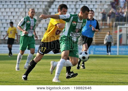KAPOSVAR ฮังการี - 1 พฤษภาคม: Nikolic (17) และ Gruz (R) ในการดำเนินการที่เป็นเลิศแห่งชาติฮังการี 