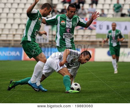 KAPOSVÁR, Hungria - 8 de maio: Babic Valentin (em branco) em ação em um Campeonato Nacional Húngaro 