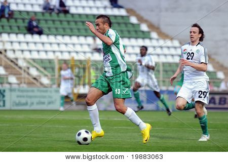KAPOSVAR, Hongarije - 8 mei: Junior (C) in actie op een Hongaarse nationale kampioenschap voetbalspel Kap