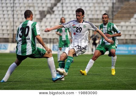 KAPOSVAR, 헝가리-5 월 8 일: Tamas Koltai (C) 헝가리 내셔널 챔피언십 축구 조지아에서 행동