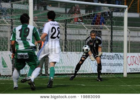 KAPOSVAR, Hongarije - 8 mei: Sasa Stevanovic (R) in actie op een Hongaarse nationale kampioenschap voetbal