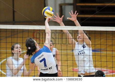 KAPOSVAR, Hongarije - 21 maart: Petra Horvath (R) blokkeert de bal op de Hongaarse NB I. League vrouw 
