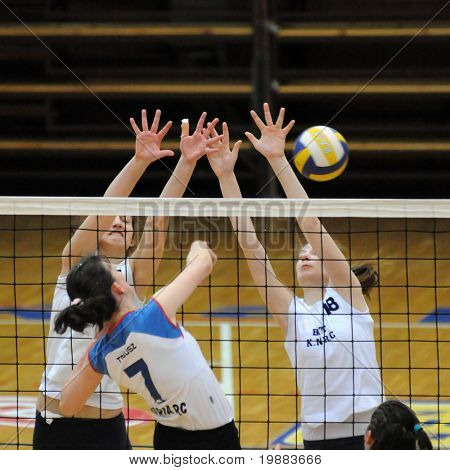 Kaposvar, Ungarn März 21: Horvath (l) und Rak (R) blockiert den Ball an der ungarischen nb i. League 